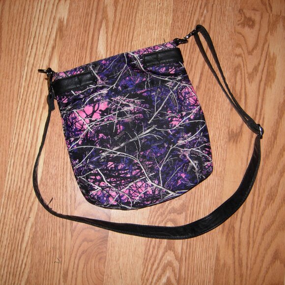 Monte Vista Muddy Girl Crossbody Handbag - Picture 5 of 7